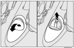 For rear passengers there is a concealed ashtray set on the central console.