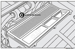 The presence of water in the fuel circuit may cause serious damage to the entire