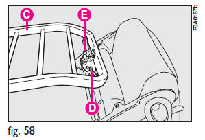 Releasing the ladder: press button E-fig. 59 to release the ladder from the handle